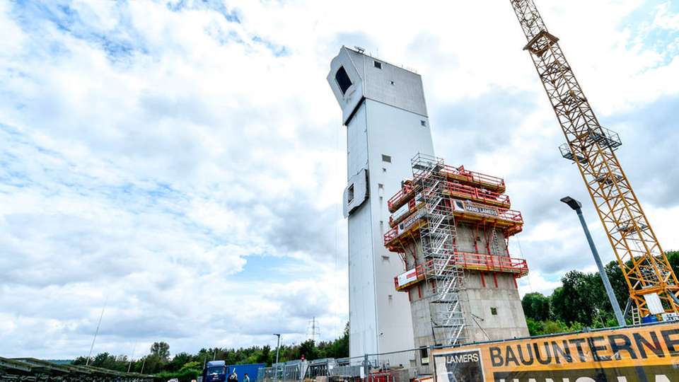 Beim DLR-Institut für Solarforschung in Jülich entsteht bis Frühjahr 2020 ein zweiter Solarturm.