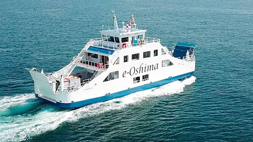 Das emissionsfreie Passagierschiff e-Oshima fährt mit Lithium-Ionen-Batterien.