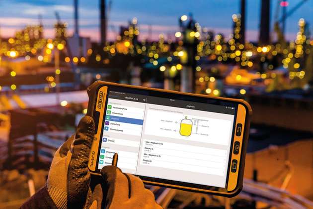 Mit explosionsgeschützten, mobilen Geräten können Mitarbeiter auf wichtige Sensordaten der Anlage zugreifen und diese vor Ort analysieren.