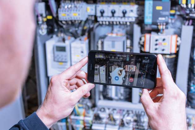 Sofort-vor-Ort-Service: Über einen Live-Chat kann ein Servicetechniker von Minebea Intec in Echtzeit Probleme analysieren und erste Hilfestellungen geben.