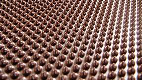 Schokolade ist ein hochviskoses Medium. Daher braucht es bei deren Verarbeitung entsprechende Verfestigungssysteme.