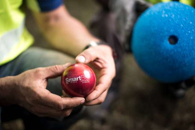 Mit dem Smart Ball können kleine Lecks in Stecknadelgröße im Rohrleitungsnetz geortet werden.