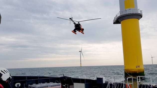 Hubschrauber-Drohne AERO-Sensor-Copter inspiziert erstmals Offshore-Windenergieanlagen.
