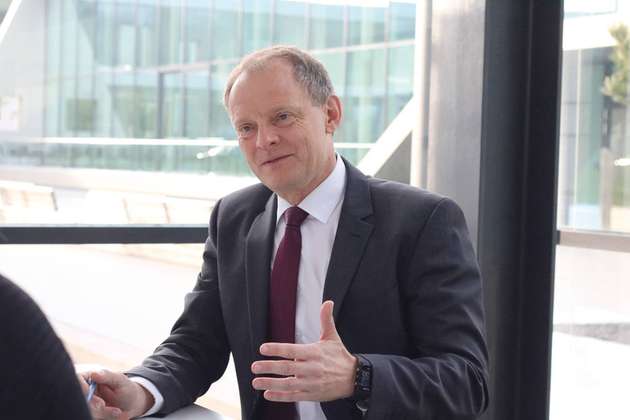 Frank Hils, Geschäftsführer DACH-Region, Bürkert Fluid Control Systems: „Die Fluidik leistet über drei Hebel einen sehr hohen Beitrag zur Steigerung der Energieeffizienz und somit zu einer nachhaltigen Prozessindustrie: Prozesse können durch moderne Fluidik-Lösungen bereits im Design energieeffizienter gestaltet werden: Durch den Einsatz von innovativen Detektionstechnologien wird zum Beispiel die Menge des temperierten Reinigungsmediums minimiert. Weiterhin reduziert der Einsatz energieeffizienter Ventile den Strombedarf signifikant. Außerdem kann der Energieeffizienzgrad der Anlage durch intelligente Geräte langfristig sichergestellt werden: Verschleißerscheinungen wie Leckagen bei Druckluft-gesteuerten Prozessanlage führen zu einer schleichenden Verschlechterung der Energieeffizienz. Ventilinseln mit Laufzeitüberwachung können Leitungsleckagen beispielsweise automatisiert identifizieren. “