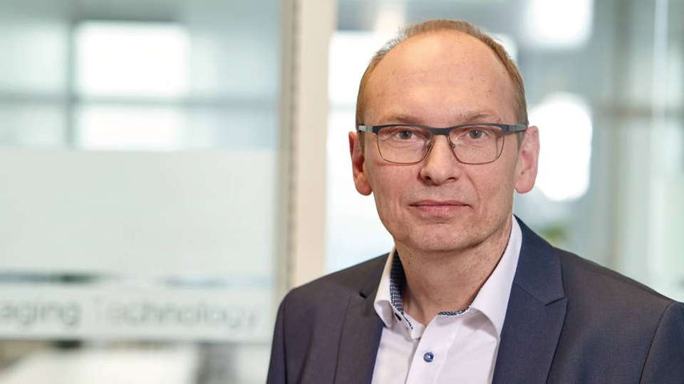 Dr. Stefan König ist seit März 2021 Geschäftsführer der Optima Packaging Group. Zuvor war er CEO und CTO bei Bosch Packaging Technology (heute: Syntegon Technology). König absolvierte sein Maschinenbau-Studium am KIT Karlsruhe, promovierte an der Universität Stuttgart und ist seit 1997 in der Bosch-Gruppe tätig.
