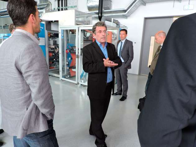 Batteriezellen unter der Lupe: Prof. Werner Tillmetz, Vorstand des ZSW führt die Energy 2.0-OnTour-Teilnehmer durch das eLaB, in dem sich mit industriellen Anlagen alle Schritte der Produktion von Batteriezellen unter realistischen Bedingungen studieren lassen.