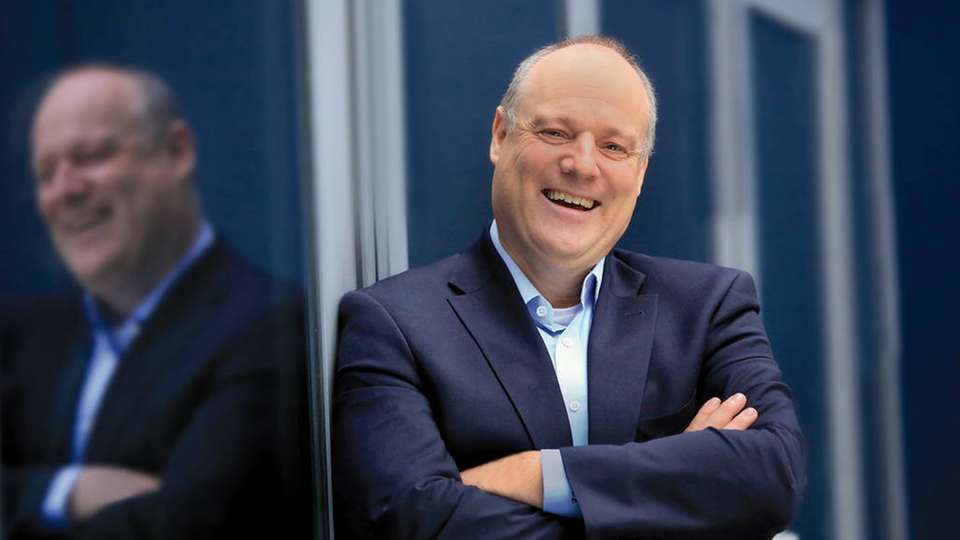 Der diplomierte Elektrotechniker Eckard Eberle arbeitet seit 1992 für Siemens. Seitdem zieht sich das Thema Automatisierung wie ein roter Faden durch seine Vita: Von den ersten Tagen als Projektleiter in der Kraftwerksautomatisierung über die Leitung des Business-Segments Control Components ist er inzwischen CEO der erfolgreichen Business Unit Process Automation bei Siemens Digital Industries.