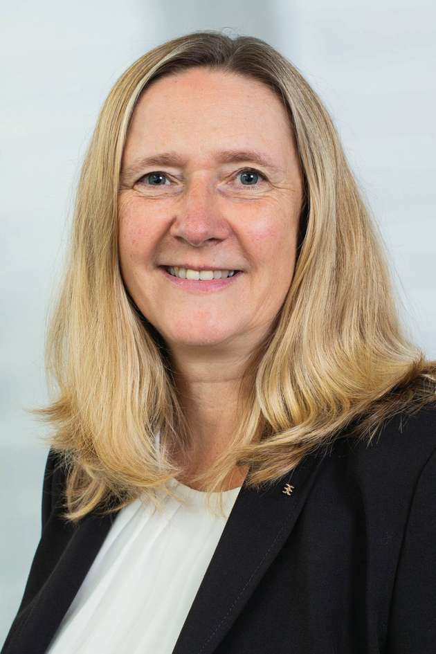 Silke Lödige, Weidmüller: Digitale Vernetzung und Modularität durchdringen industrielle Technologien und ermöglichen hohe Flexibilität in der Produktion. Bereits heute ist absehbar, dass herkömmliche Verbindungstechnik an die zukünftigen Anforderungen im industriellen Umfeld angepasst werden muss. Sie bildet Schnittstellen zwischen Maschinen, Steuerung und Datenverarbeitungsanlagen und somit die Grundlage für Funktionalität, einfache Handhabung und Zuverlässigkeit von Automatisierungstechnik. Neuartige Verbindungstechniken ermöglichen unter anderem die Leitmessung einer kompletten Fertigungsanlage über einen intelligenten Steckverbinder. Der Smart Connector sorgt dafür, dass Elektronik, Sensorik und Aktorik sowie Kommunikationsschnittstellen auf kleinstem Raum kombiniert werden können. Eine konsequente Weiterentwicklung im Bereich Verbindungstechnik optimiert den Prozess auf vielen Ebenen, spart Kosten und beschleunigt die Produktion.