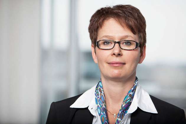 Manuela Gutmann, Yamaichi: Sei es die Entwicklung vom klassischen Feldbus zu Industrial Ethernet bis zum High-Speed-Ethernet oder die Netzwerktechnik mit ihren Megatrends wie 5G-Mobilfunk, 4K-Video-Streaming und der Cloud: Höheren Übertragungsraten stellen auch an den Steckverbinder höhere AnfoHürde_Urderungen und das Thema „Signalintegrität“ bekommt einen entscheidenden Stellenwert. Denn ohne die geeignete Verbindungstechnik wird auch das Gesamtsystem nicht die erforderliche Performance bieten können. Hauseigene Spezialisten aus dem Electrical Engineering werden bei uns daher frühzeitig in den Entwicklungsprozess mit einbezogen. Mittels spezieller Simulationssoftware wird das Design frühzeitig in Bezug auf Datenübertragung und Impedanzverhalten analysiert und optimiert.
