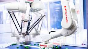 Ein Kawasaki Robotics YF002 Picker und ein RS005L-Hochgeschwindigkeitsroboter.