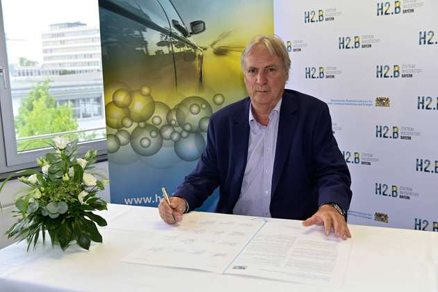Prof. Peter Gutzmer unterzeichnet die Absichtserklärung zur Gründung des „Wasserstoffbündnis Bayern“.
