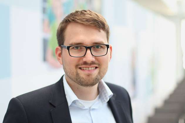 Bastian Bröckling, Professional Education, Vocational Training and Studies bei Phoenix Contact: Das Ziel der I4.0 sind digitalisierte Wertschöpfungsketten. Dabei ist aktuelles IT-Wissen der Schlüssel zur Umsetzung. Es sind nicht nur Experten mit Fachwissen in der Informatik und Datenwissenschaft gefragt, sondern auch das aller Mitarbeiter in einer Organisation. Ebenso benötigen Führungskräfte Grundlagen, um richtige Weichen zu stellen und Chancen und Risiken zu erkennen. Alle Unternehmenseinheiten müssen in den Prozess der Digitalisierung einbezogen werden, dabei werden einzelne Organisationsbereiche gezielt betrachtet. Im operativen Produktionsumfeld bedarf es beispielsweise IT-Wissen, um Wartung und Reparaturen von vernetzten Anlagen durchführen zu können. Durch diese gemeinsame Analyse ergeben sich die Anforderungen an den Einzelnen, die durch Schulungen und Seminare, die auf die Mitarbeitergruppen zugeschnitten sind, erreicht werden. Auch Ausbildungs- und Studienbegleitend werden in Maßnahmen tiefergehende IT-Kenntnisse erlernt.