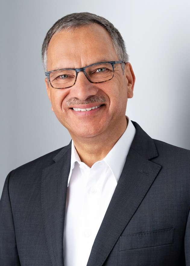 Rudolf Sosnowsky, CTO, Hy-Line: Während die Versorgung mit Komponenten eine Grundaufgabe ist, kommt die Nachfrage nach Systemen hinzu. Kunden schätzen das Know-How, die Funktionssicherheit und die Produktverantwortung, die wir als Distributor übernehmen. Die eigenen Abteilungen für Einkauf und Entwicklung werden entlastet, während wir das Gesamtprodukt maßgerecht entwickeln und produzieren. Die Funktion der eingesetzten Komponenten ist auf den Einsatz optimiert. Schnittstellen zwischen Kunde und Lieferanten werden minimiert, und durch die zielgerichtete Kommunikation entstehen bessere Produkte. Ein Nachteil sei nicht verschwiegen: durch die höhere Komplexität verlängert sich die Zeit bis zur Serie, also auch die Zeit, bis das Produkt zum Umsatz beiträgt.