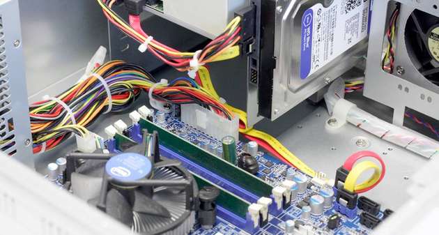Eine exakte Kabelführung und die Fixierung aller beweglichen Teile sollen die Ausfallsicherheit des Industrie-PCs gewährleisten.
