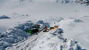 Auf dem Plaine-Morte-Gletscher: Die zwei C200-TS24-Kompressoren liefern die Energie für die Bohrungen.
