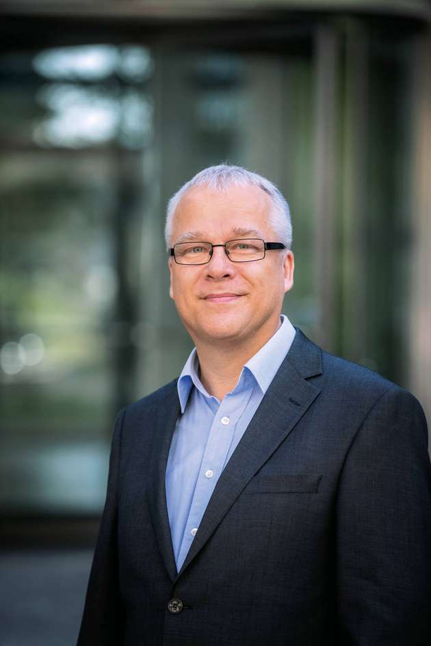 Bernhard Haluschak, Chefredakteur E&E, PI: Die Verbesserung der Energieeffizienz beginnt in der Elektronik selbst: Jede vermiedene Verlustleistung reduziert den Kühlbedarf dramatisch. Der Einsatz moderner Halbleitertechnologien wie SiC oder GaN senkt Schalt- und Leitverluste, während optimiertes Layout- und Power-Management-Design Hotspots vermeidet. Intelligente Regelungen passen Taktfrequenzen und Lastprofile dynamisch an, um thermische Spitzen abzuflachen. So wird nicht nur weniger Wärme produziert – die gesamte Kühlkette arbeitet entspannter und verbraucht weniger Energie. Effiziente Elektronik bedeutet damit nicht nur bessere Performance, sondern auch längere Lebensdauer, höhere Zuverlässigkeit und ein klares Bekenntnis zu nachhaltiger Technik.