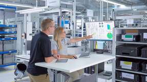 Am Messestand werden die nachrüstbaren Systeme und Industrie 4.0-Lösungen live anhand eines Arbeitsplatzes und Rollenregals der Firma Asstec vergeführt.