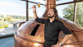 Dieter Schmid, Leiter der Privatbrauerei Waldhaus, prüft die Qualität seines Bieres.