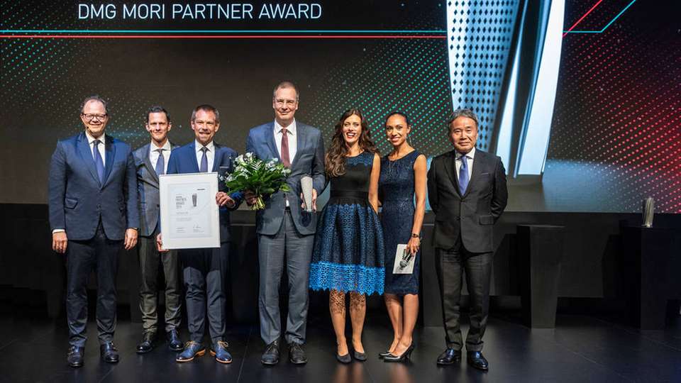 Nach einer 20-jährigen Partnerschaft überreiche DMG Mori seinen Innovation Partner Award 2019 an Festo, um die Partnerschaf der beiden Unternehmen zu honorieren. 