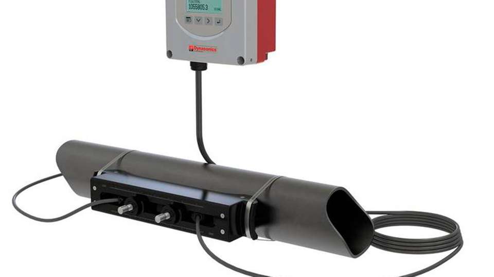 Das Messgerät TFX-5000 wird von außen auf das Rohr geschnallt und kann mittels Ultraschall sowohl Flüssigkeiten als auch Energieverbrauch messen.