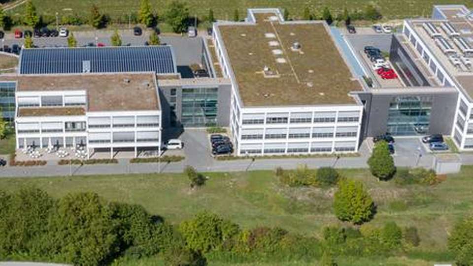 Am Hauptsitz von iC-Haus in Bodenheim arbeiten Mitarbeiter in der Entwicklung, Wafer-Verarbeitung, Assemblierung, Test und Qualifikation integrierter Schaltkreise und Mikrosysteme.