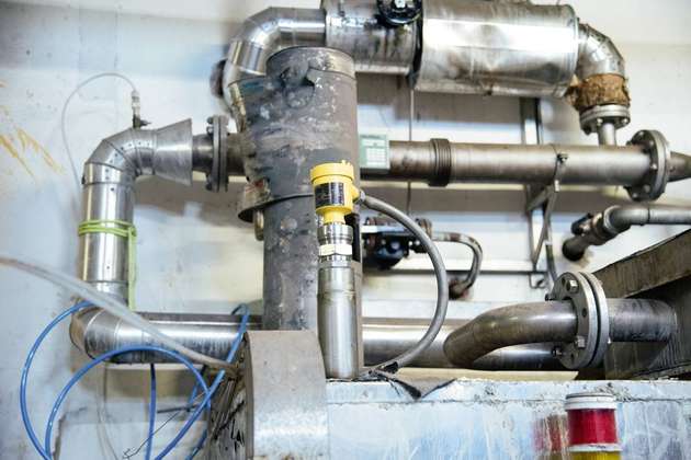 Produktablagerungen und Vibrationen, Dampf und Feuchte sind in den Prozessen bei Favini an der Tagesordnung. Der Vegaflex 61 wird damit spielend fertig.