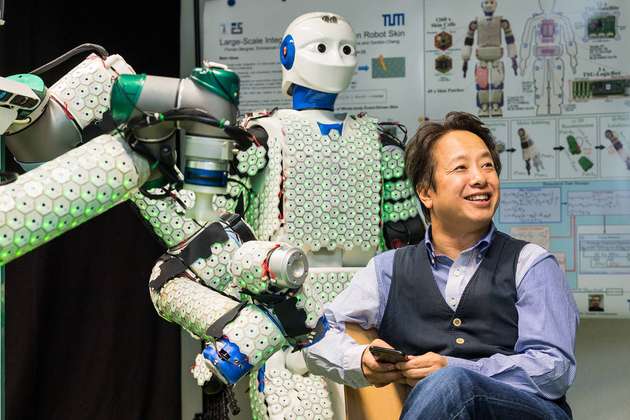 Prof. Gordon Cheng entwickelte mit seinem Team ein System aus künstlicher Haut und Steuerungsalgorithmen, mit dem auch menschengroße Roboter ausgestattet werden können.