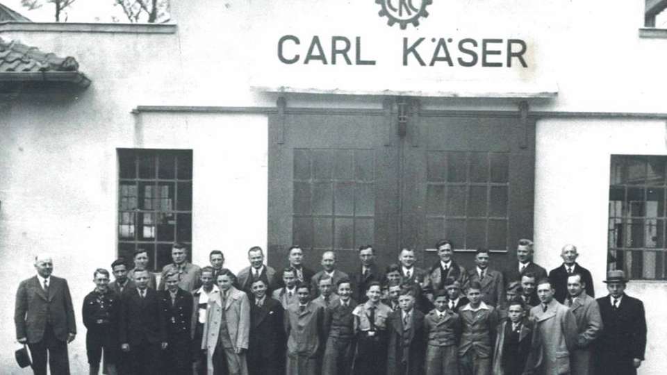 Angefangen hat alles in einer kleinen Werkstatt im Hahnweg in Coburg. Noch heute stehen dort die alten Gebäude, in denen Carl Kaeser senior im Juni 1919 mit acht Mitarbeitern und zwei Auszubildenden begann, Ersatzteile und Motoren für Automobile zu fertigen.