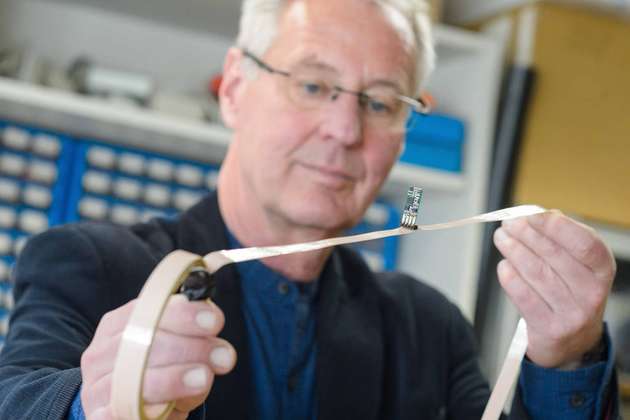 Professor Uwe Hartmann mit einem Prototyp des Sensorkabels, das das Erdmagnetfeld misst und so kleinste Erschütterungen wahrnehmen kann.
