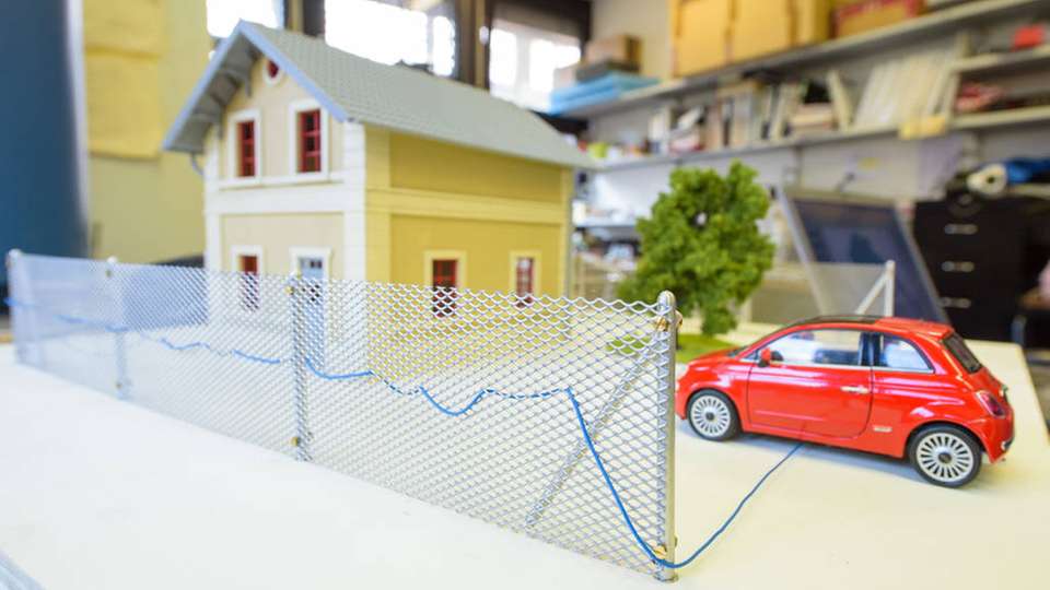 Das Modell zeigt, wie das Kabel zum Beispiel zur Überwachung eines Zaunes eingesetzt werden kann.