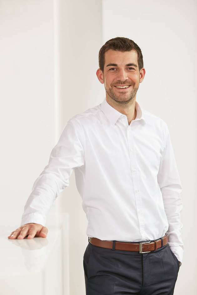 Benjamin Bruns, Produktmanagement Ex, Branchenmanagement Prozessindustrie bei Beckhoff: Wir beobachten in der Prozesstechnik ein steigendes Interesse, sich intensiv mit neuen Technologien zu befassen und entsprechende Anwendungen zu evaluieren. Ziel sind Optimierungsansätze entlang der gesamten Wertschöpfungskette, ohne die grundsätzlichen Anforderungen der Prozessindustrie hinsichtlich Anlagenverfügbarkeit und -bedienbarkeit zu verletzen. Aktuelle Bestrebungen, Anlagen modular aufzubauen, lassen sich mithilfe neuer Technologien oft ohne Schwierigkeiten umsetzen. Dies wird nachhaltig dazu beitragen, hier offene Automatisierungskonzepte zu etablieren. Zudem wird es den Spezialisten im Mittelstand den Weg ebnen, ihre Produkte in prozesstechnische Anlagen einzubringen, da diese sich nahtlos in bestehende Systeme integrieren lassen.