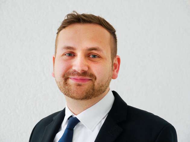 Peter Ratermann, Projektmanager Prozessindustrie bei Turck: Dezentrale Systeme und Modularität zählen für Turck seit Langem zur Kern-DNA. Als Spezialist für IP67-I/O- und Steuerungslösungen haben wir in der Fabrikautomation jahrelange Erfahrung mit flexiblen I/O-Systemen für modulare Maschinen, sodass wir diesen Trend in der Prozessindustrie heute schon mit bewährten Lösungen unterstützen können. So bieten wir beispielsweise das einzige IO-Link-Master-Modul mit Profinet-S2-Systemredundanz in IP67 an – die perfekte Lösung für die Kontrolle von Aktoren an einem Bioreaktor. Mit Turcks Multiprotokoll-Ethernet-Technology sind I/O-Module und Gateways unserer I/O-Systeme in der Lage, selbstständig ohne Eingriff des Nutzers in Profinet-, Modbus-TCP- und Ethernet/IP-Netzen zu arbeiten. Anwender haben somit maximale Flexibilität in Anlagen mit Steuerungen und Leitsystemen unterschiedlicher Hersteller.