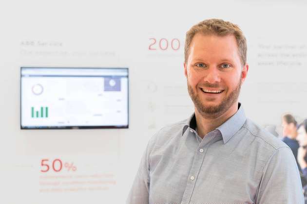 Dr. Martin W. Hoffmann, Forschungsgruppenleiter bei ABB: Künstliche Intelligenz und Autonomie sind derzeit in aller Munde, und auch bei ABB haben wir bereits KI-basierte Lösungen im Angebot. Die Industrie setzt große Hoffnungen in die aus KI folgenden autonomen Systeme. Das Konzept der Autonomie erfüllt dabei alles, was die Industrie seit jeher wünscht: höhere Zuverlässigkeit, bessere Qualität bei niedrigeren Produktionskosten und reduziertem Energieverbrauch. Allerdings liegen trotz der erheblichen Fortschritte bei KI noch große Herausforderungen in ihrer industriellen Anwendung, beispielsweise im Zugang zu relevanten Daten und der Anpassung der KI-Methoden auf kleinere Datensätze. Neben den positiven Auswirkungen, die die industrielle KI haben könnte, wird sie derzeit zumeist nur als neuer Lösungsansatz alter Probleme eingesetzt. Daher bleibt die Automatisierung vorerst das Rückgrat der industriellen Produktion, wobei in Zukunft industrielle KI Automatisierungssysteme funktional erweitern und so deren Autonomie steigern wird.