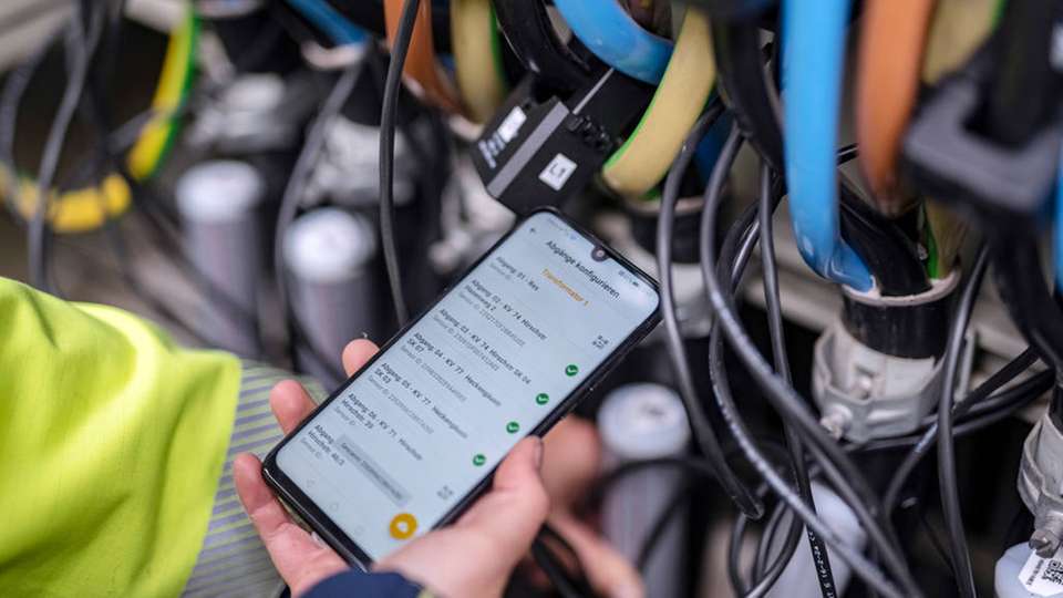 Dank Installations-App benötigt der Monteur des Netzbetreibers maximal 60 Minuten, um eine Ortsnetzstation mit den Smight-Grid-Sensoren und einem Gateway auszustatten. 