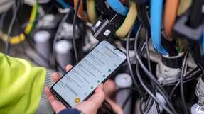 Dank Installations-App benötigt der Monteur des Netzbetreibers maximal 60 Minuten, um eine Ortsnetzstation mit den Smight-Grid-Sensoren und einem Gateway auszustatten. 