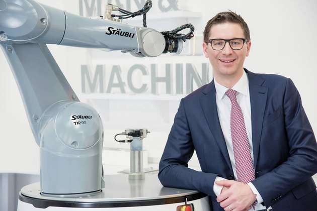 Peter Pühringer, Division Manager, Stäubli Robotics:
Stäubli hielt den Bedarf an reinen Assistenzsystemen aufgrund der begrenzten Einsatzmöglichkeiten sowie der eingeschränkten Performance der Roboter hinsichtlich Präzision, Dynamik und Traglast schon immer für überschaubar. Genau deshalb setzen wir bei unseren kollaborativen Robotersystemen der TX2touch-Baureihe nicht auf spezielle Leichtbauroboter, sondern haben unsere Standardroboter für die direkte Zusammenarbeit mit Menschen qualifiziert. Diese Roboter können den Menschen in bestimmten Bereichen assistieren, aber im nächsten Moment Arbeitsschritte mit der vollen Leistungsfähigkeit unserer konventionellen Maschinen ausführen. Die Möglichkeit, Roboter für beide Einsatzbereiche – MRK- und Standardapplikationen – einzusetzen, führt zu neuen Freiheiten in flexiblen Produktionskonzepten.