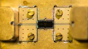 Nahaufnahme des am Walther-Meissner-Institut entwickelten Quantenschaltkreises, mit dem verschränkte Mikrowellenzustände erzeugt werden können.