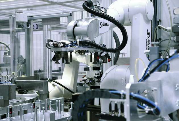In der kompletten Anlage für die Montage von Gangstellermodulen kommen ausschließlich Roboter in ESD-Ausführung gegen elektrostatische Aufladung zum Einsatz.
