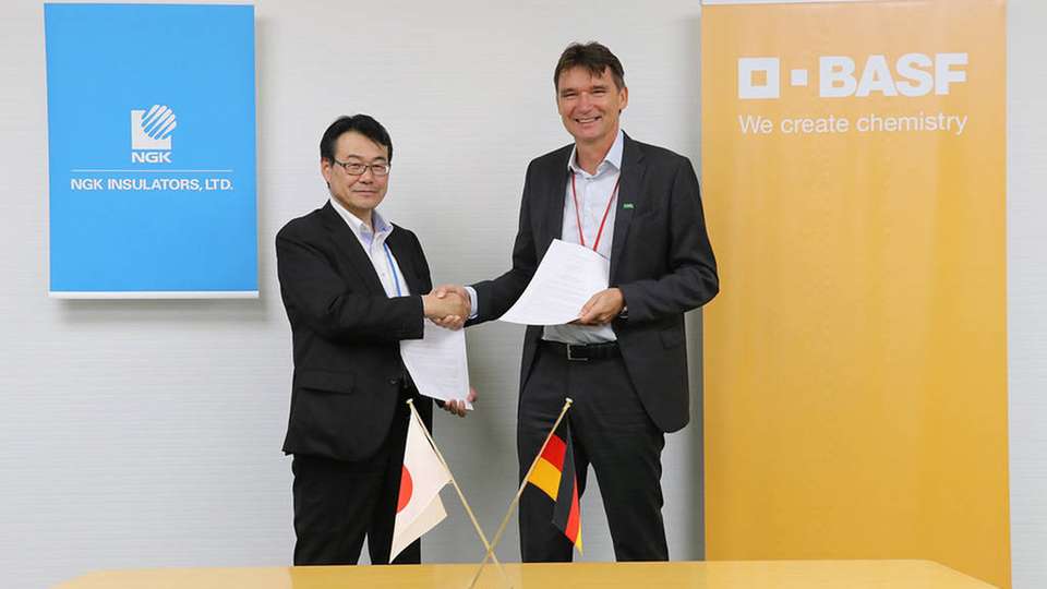 Tatsumi Ichioka, Leiter der Abteilung NAS Batterie bei NGK (links) und Dr. Frank Prechtl, Direktor Business Build-Up E-Power-Management der BASF New Business, unterzeichneten eine entsprechende Entwicklungsvereinbarung.