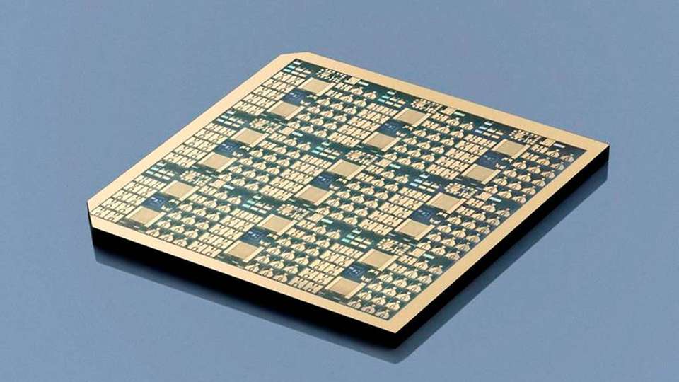 Galliumoxid-Chip mit lateralen Transistor- und Messstrukturen, hergestellt am FBH mittels Projektionsbelichtung.