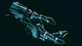 Dem Roboter die Hand reichen: Bald soll eine sichere Kooperation zwischen Mensch und Roboter möglich werden.
