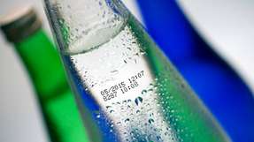 Unter den ausgestellten Kennzeichnungssystemen sind auch Lösungen zum Bedrucken von Glasflaschen.