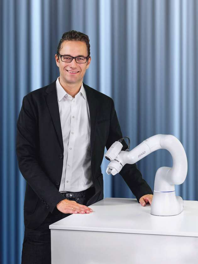 Carsten Busch, Produktmanager Cobots, Denso Robotics:
Ja, das ist die Zukunft, denn Cobots sind die Antwort auf zwei bestimmende Trends in der Automation. Einerseits hilft die kollaborative Robotik zunehmend dabei, manuelle Applikationen effizient zu automatisieren und dabei Menschen einzubinden. Darüber hinaus verlangt zum Beispiel die Automobilbranche kundenspezifische Individuallösungen (Losgröße 1) statt einheitlicher Massenproduktion. Andererseits lassen sich in vielen Industrien Fertigungsaufgaben noch nicht sinnvoll automatisieren. Auch hier kommen zunehmend Cobots zum Einsatz (vor allem in weniger strukturierten Umgebungen), da sie einfach und flexibel zu integrieren sind und schnelle Anwendungswechsel ermöglichen. Wesentliche Anforderung an Cobots bestehen in der Erfüllung sämtlicher Sicherheitsanforderungen gemäß ISO-Normen, einer einfachen Applikationserstellung und Benutzerführung („easy to use“), Flexibilität bei Wechsel der Applikation sowie der Arbeitsplätze („Portabilität“), einer offenen Plattform und IoT-Konnektivität – das alles bietet der neue kollaborative Roboter Cobotta von Denso Robotics.