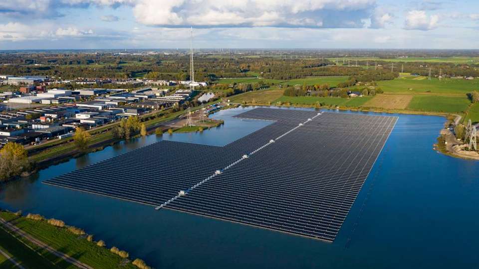 Der dritte schwimmende Solarpark von BayWa r.e. und GroenLeven in den Niederlanden.