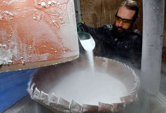 Derzeit werden häufig das Sandstrahl- und das Trockeneisverfahren genutzt, um Metallkonstruktionen zu reinigen. Die neue Methode mit Eispartikeln soll die Vorteile aus beiden kombinieren.