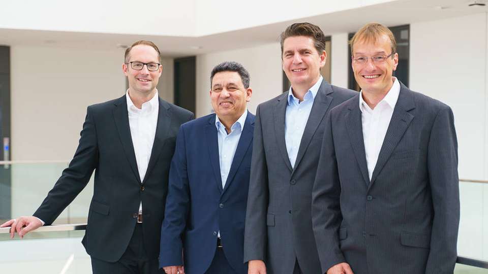 Christian Wolf, Turck, Mohieddine Jelali, Asinco, Dirk Zander, Asinco, und Oliver Marks, Turck, von links nach rechts, freuen sich auf die gemeinsame Zukunft.