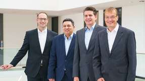 Christian Wolf, Turck, Mohieddine Jelali, Asinco, Dirk Zander, Asinco, und Oliver Marks, Turck, von links nach rechts, freuen sich auf die gemeinsame Zukunft.