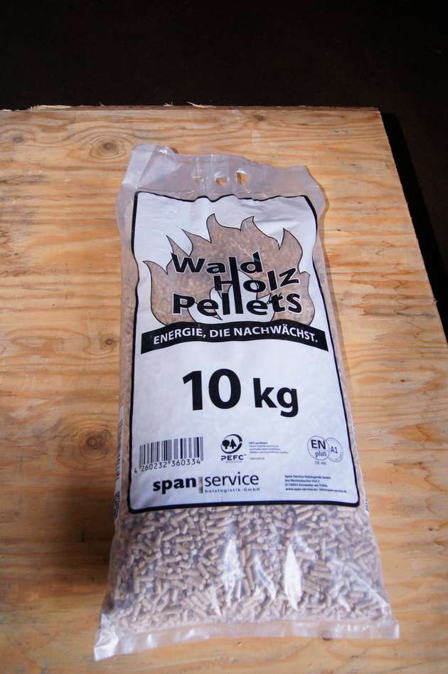 Die Pellets werden in Säcken à 10, 15 und 25 kg abgepackt – hier der 10-kg-Sack mit perforiertem Tragegriff.