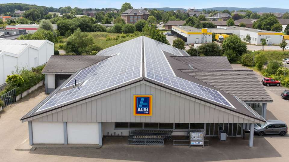 Von der Stange: Baugleiche Solaranlagen sollen auf rund 250 Filialdächer des Discounters. 