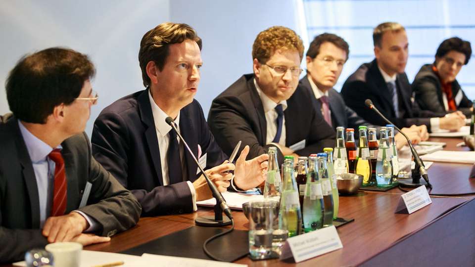 Podiumsdiskussion: Michael Wübbels (VKU), Dr. Christian Growitsch (HWWI), Dr. Patrick Graichen (Agora Energiewende), Dr. Hermann Falk (BEE), Dr. Dirk Biermann (50Hertz Transmission) und Annegret-Cl. Agricola (Dena)